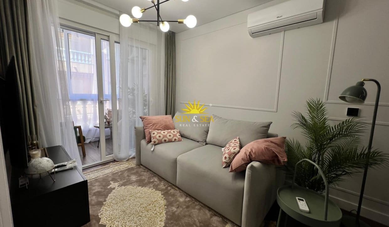 2 bedroom Apartment for rent in Torrevieja with pool - € 1,000 (Ref: 9834995)