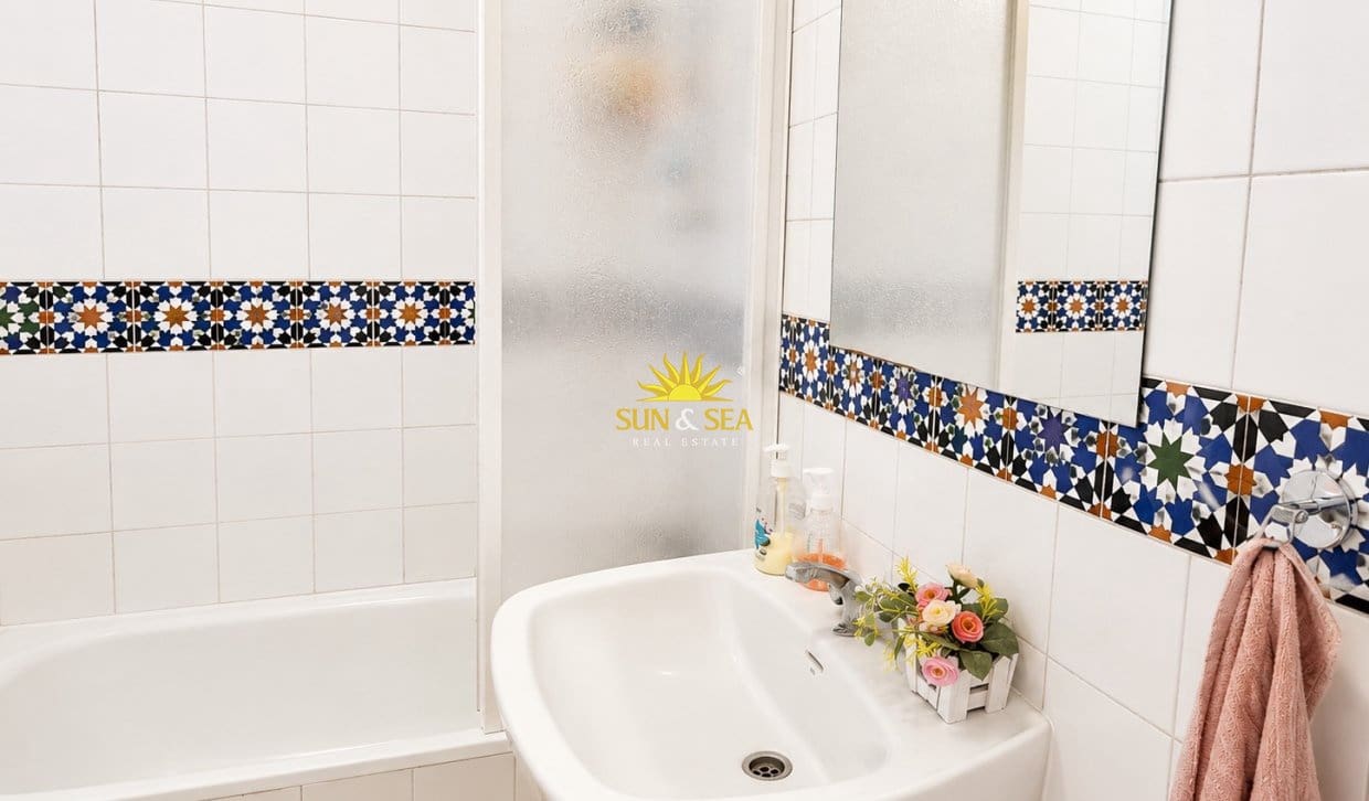 2 bedroom Apartment for sale in Torrevieja with pool - € 147,000 (Ref: 9838426)