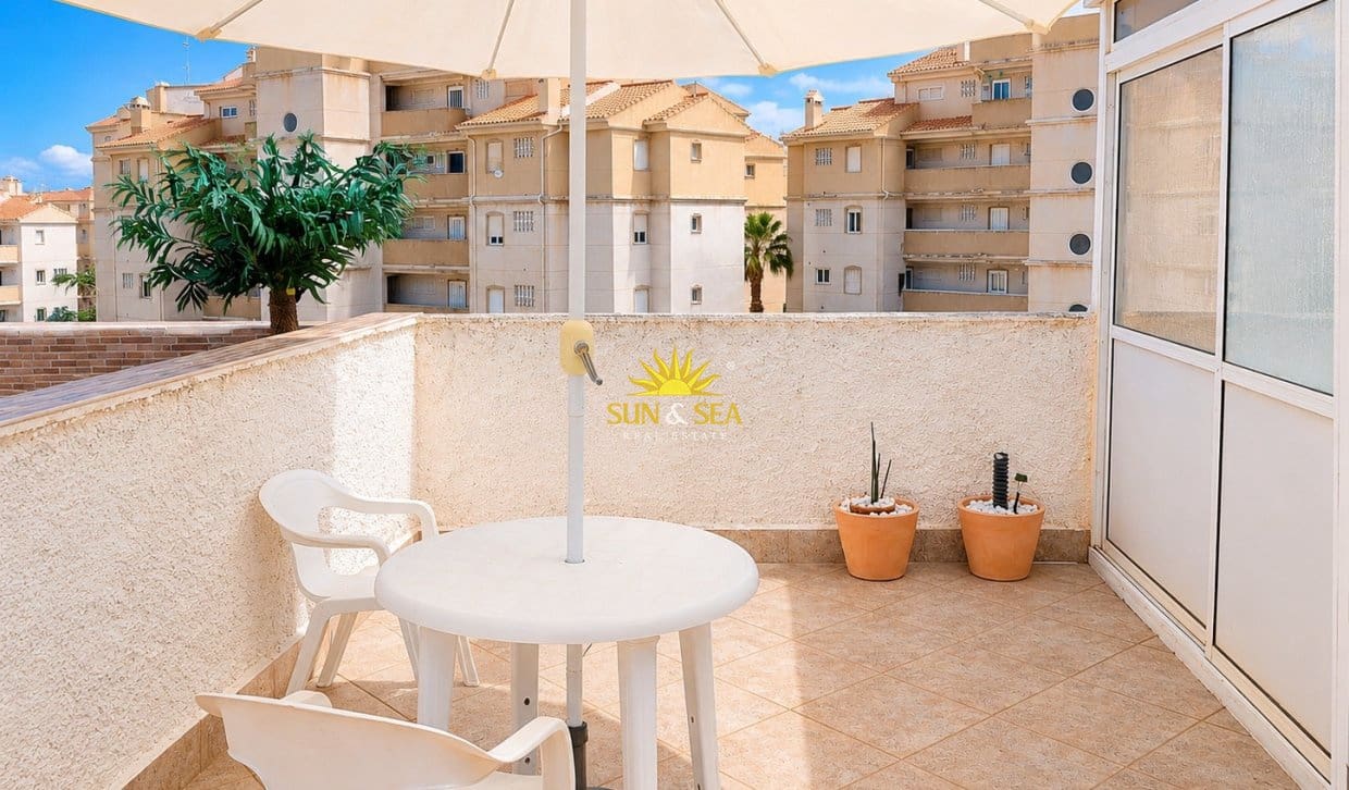 2 bedroom Apartment for sale in Torrevieja with pool - € 147,000 (Ref: 9838426)