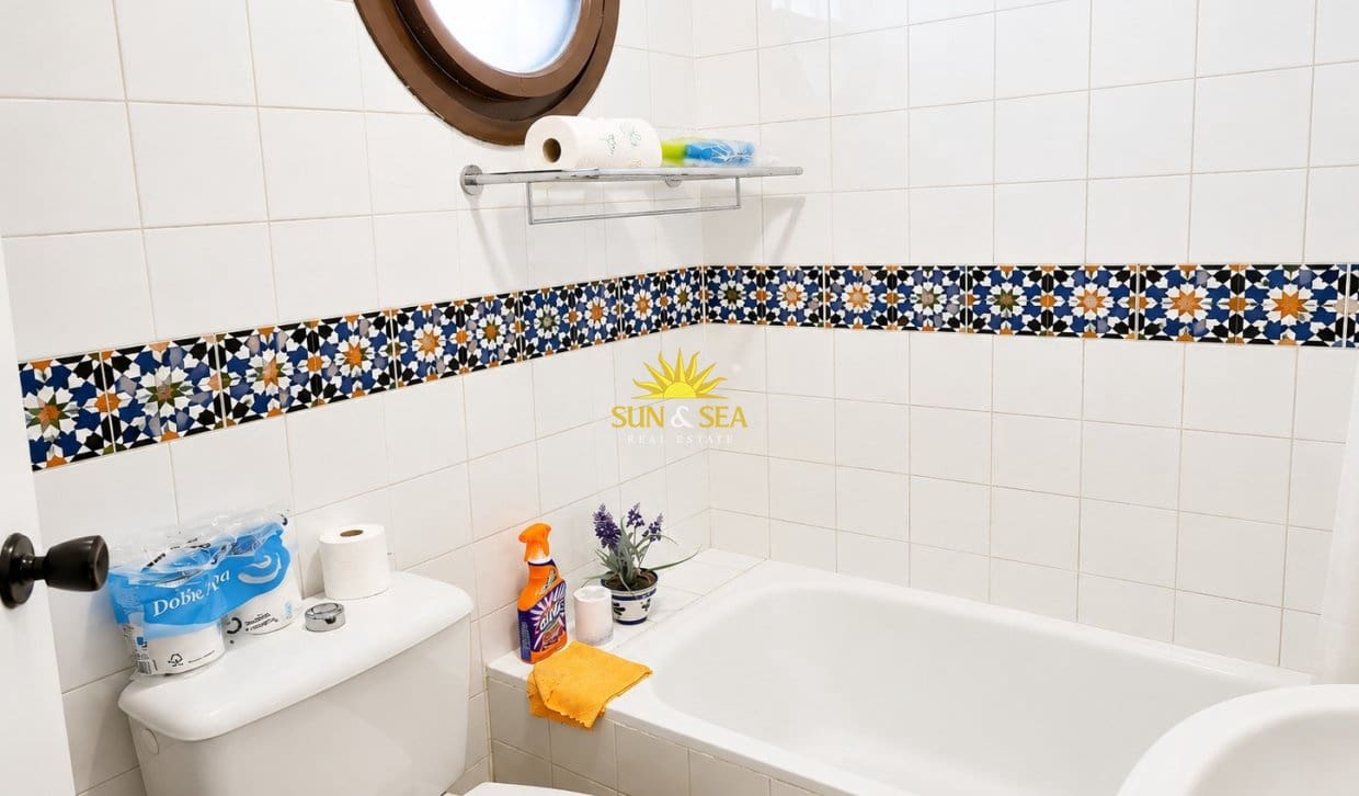 2 bedroom Apartment for sale in Torrevieja with pool - € 147,000 (Ref: 9838426)