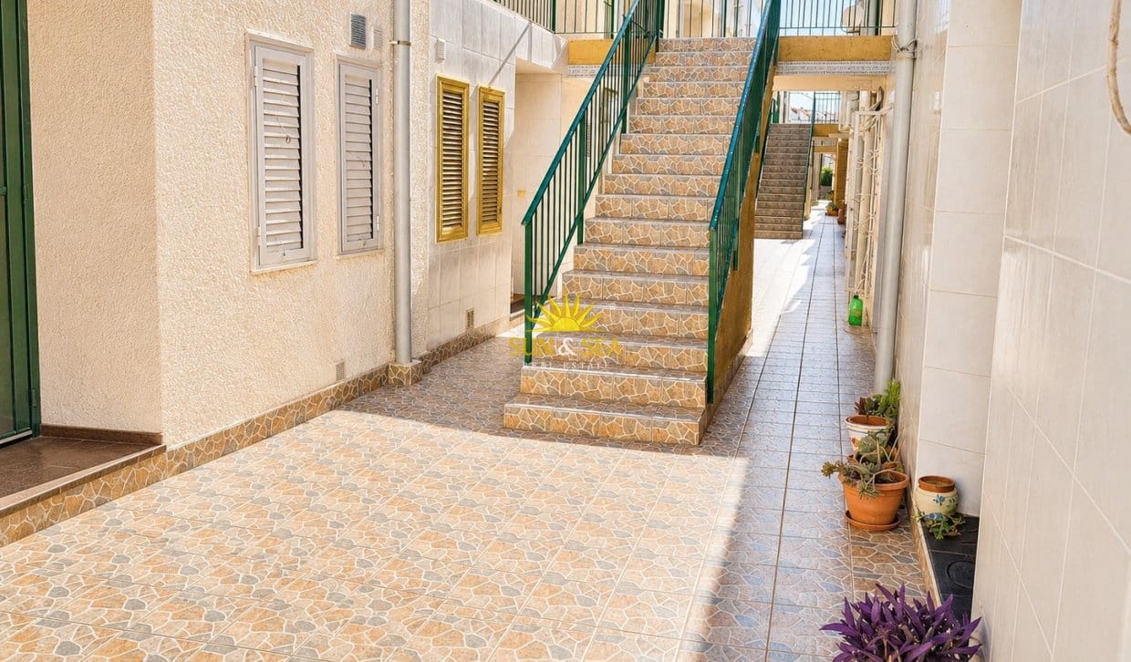 2 bedroom Apartment for sale in Torrevieja with pool - € 147,000 (Ref: 9838426)