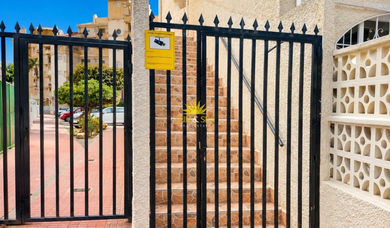 2 bedroom Apartment for sale in Torrevieja with pool - € 147,000 (Ref: 9838426)