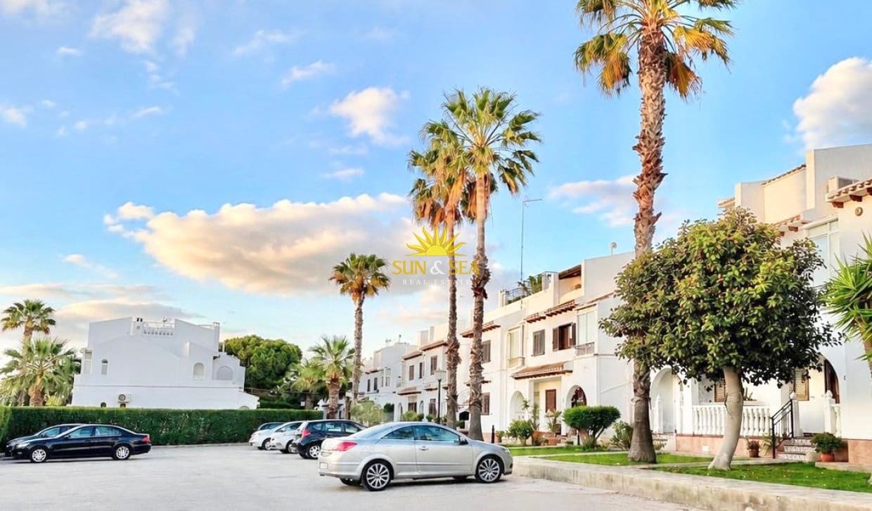 1 soveværelse Lejlighed til leje i Cabo Roig med swimmingpool garage - € 1.000 (Ref: 9841427)