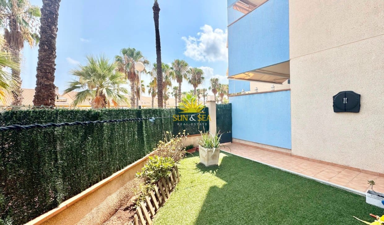 2 quarto Casa em Banda para arrendamento para férias em Orihuela Costa com piscina Garagem - 800 € (Ref: 9841866)