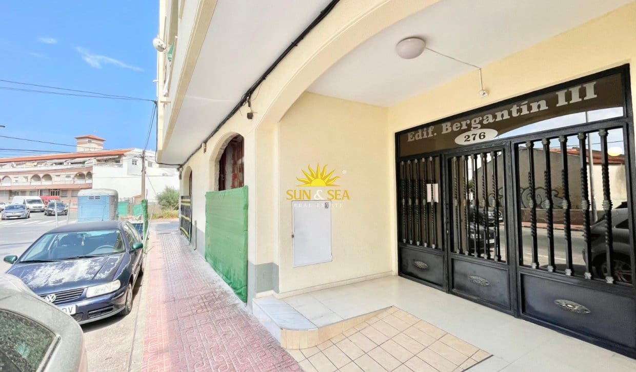 1 bedroom Apartment for sale in Torrevieja with pool - € 130,000 (Ref: 9850378)