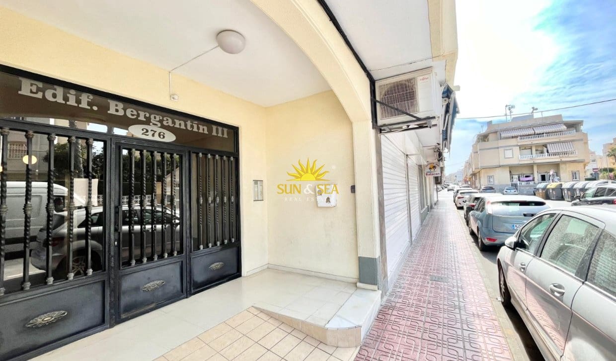 1 bedroom Apartment for sale in Torrevieja with pool - € 130,000 (Ref: 9850378)