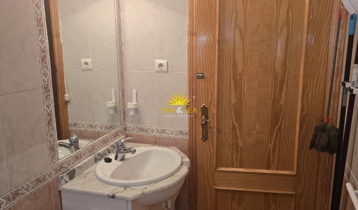 4 bedroom Apartment for rent in Los Alcazares with pool - € 900 (Ref: 9850379)