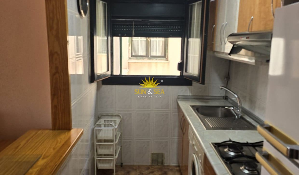 4 bedroom Apartment for rent in Los Alcazares with pool - € 900 (Ref: 9850379)