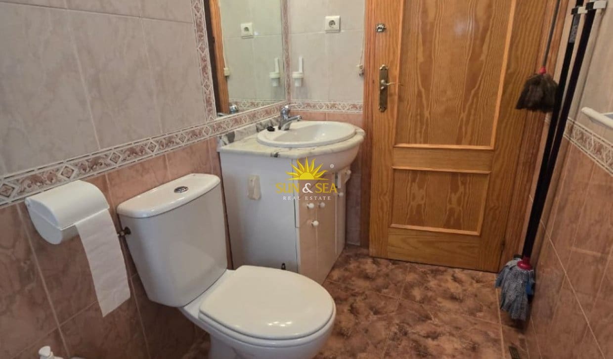 4 bedroom Apartment for rent in Los Alcazares with pool - € 900 (Ref: 9850379)