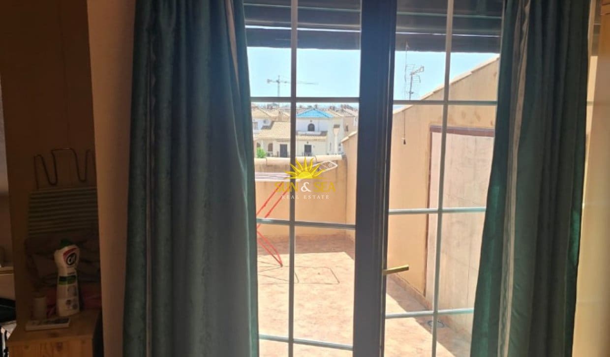 4 bedroom Apartment for rent in Los Alcazares with pool - € 900 (Ref: 9850379)