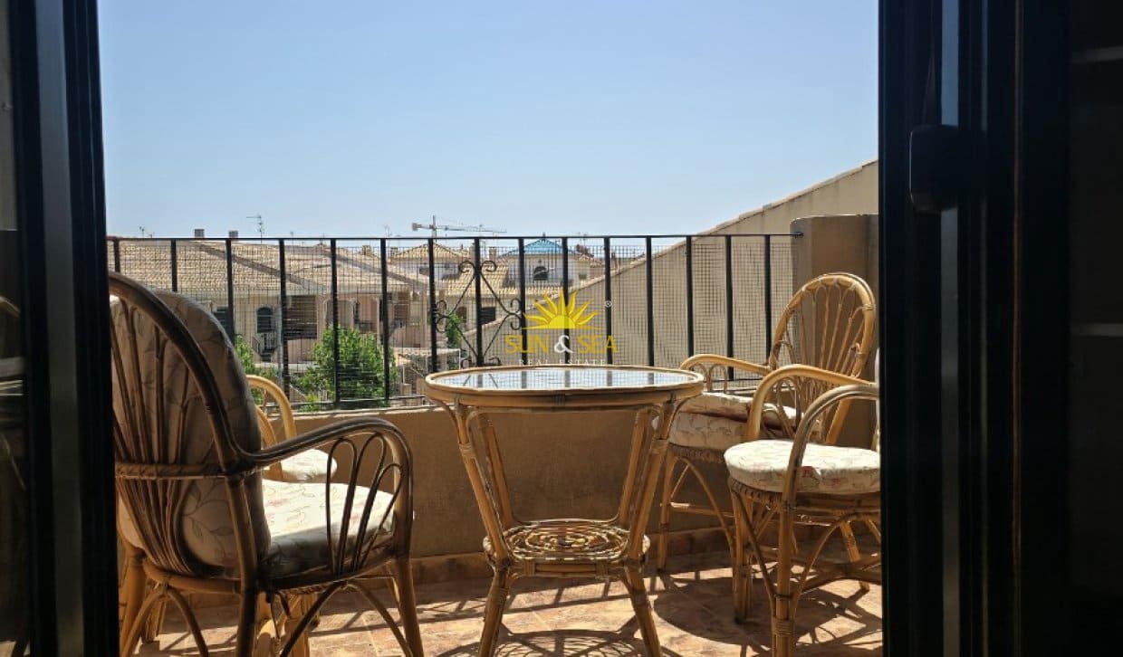 4 bedroom Apartment for rent in Los Alcazares with pool - € 900 (Ref: 9850379)