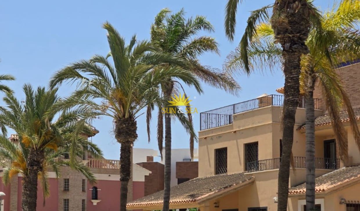 4 bedroom Apartment for rent in Los Alcazares with pool - € 900 (Ref: 9850379)