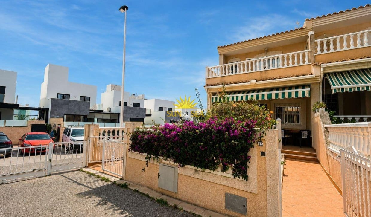3 slaapkamer Huis te koop in Torrevieja met zwembad garage - € 259.000 (Ref: 9850517)