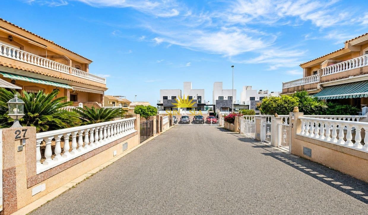 3 slaapkamer Huis te koop in Torrevieja met zwembad garage - € 259.000 (Ref: 9850517)