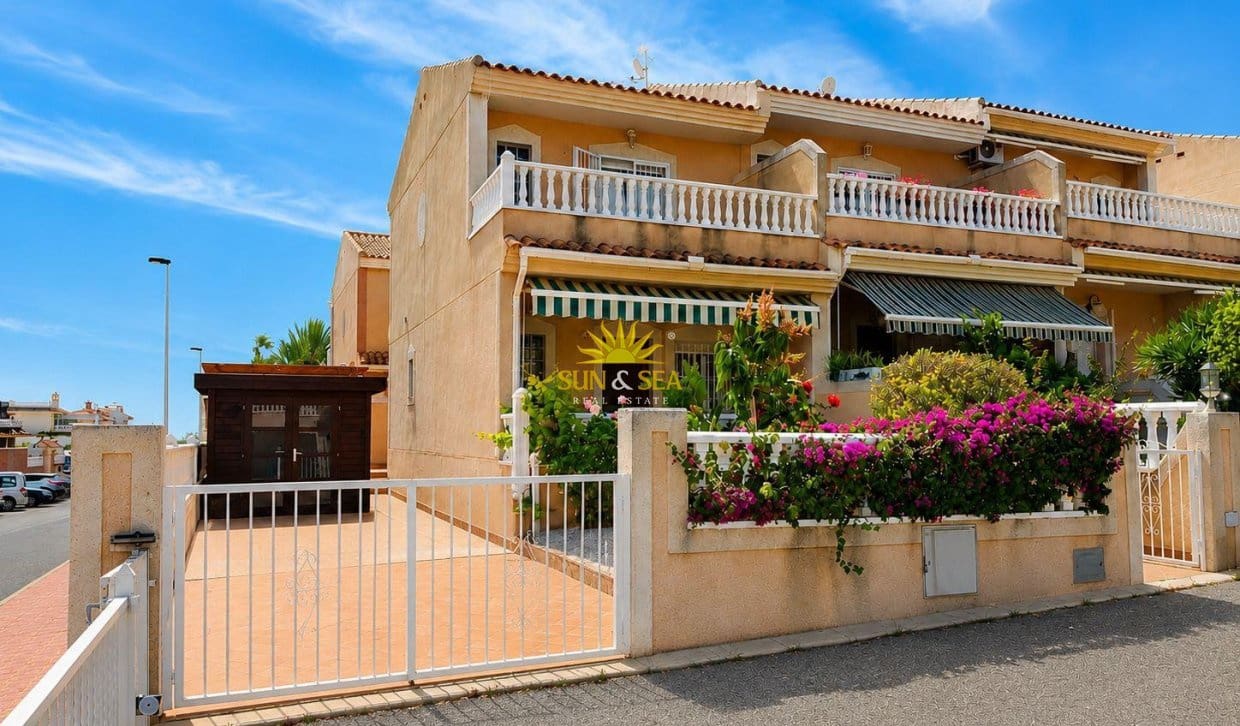 3 slaapkamer Huis te koop in Torrevieja met zwembad garage - € 259.000 (Ref: 9850517)