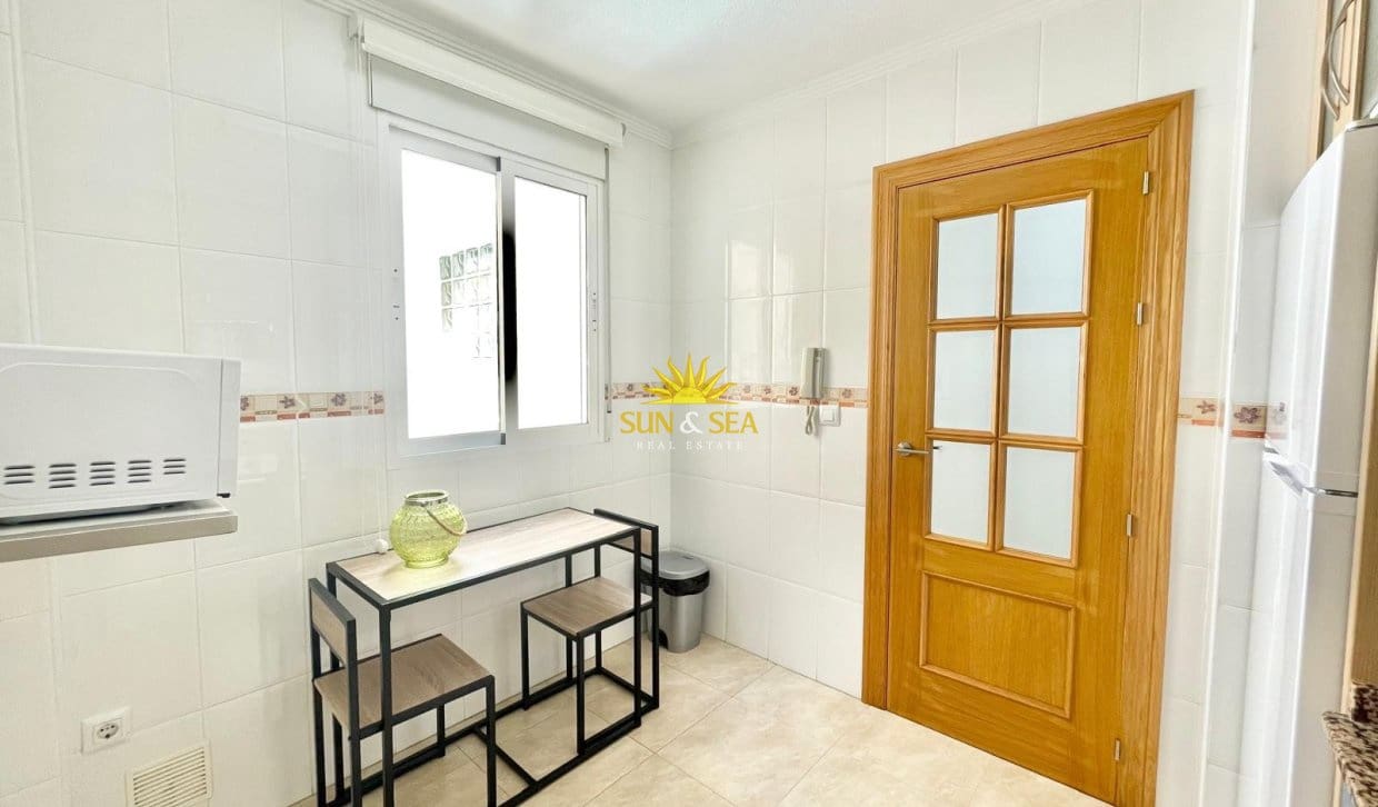 2 soverom Leilighet til leie i Los Alcazares med garasje - € 800 (Ref: 9854425)