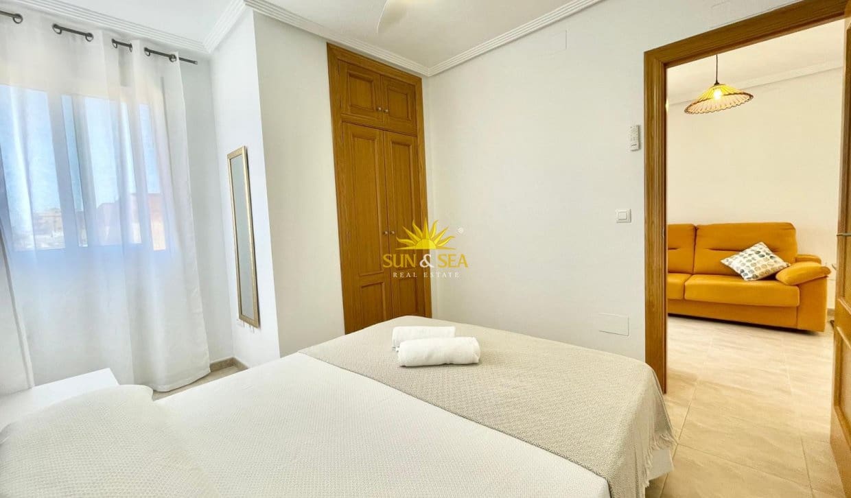 2 soverom Leilighet til leie i Los Alcazares med garasje - € 800 (Ref: 9854425)