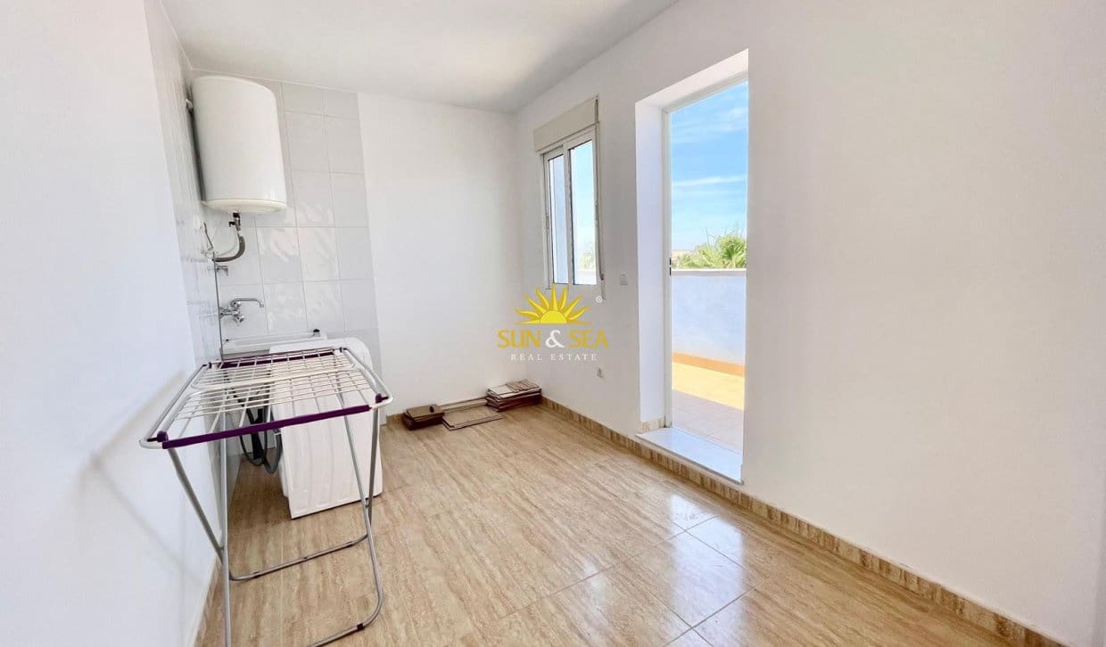 2 soverom Leilighet til leie i Los Alcazares med garasje - € 800 (Ref: 9854425)