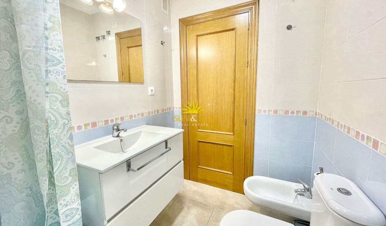 2 soverom Leilighet til leie i Los Alcazares med garasje - € 800 (Ref: 9854425)