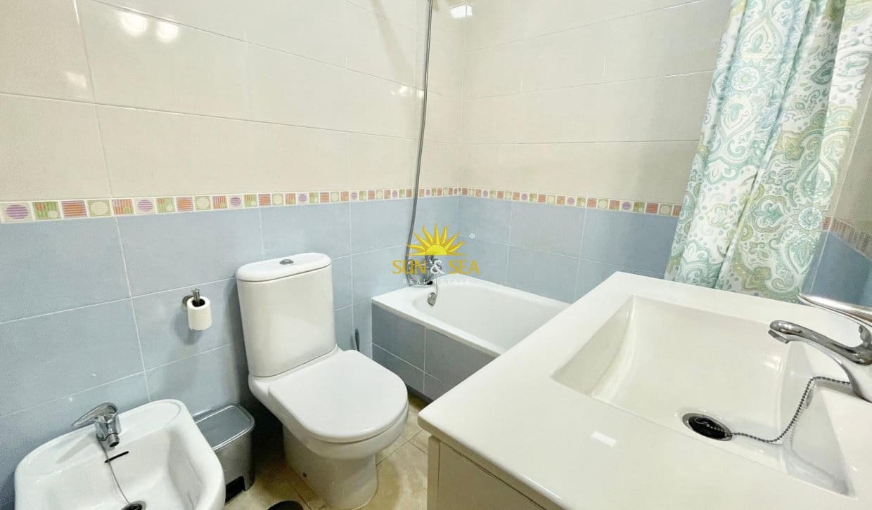 2 soverom Leilighet til leie i Los Alcazares med garasje - € 800 (Ref: 9854425)