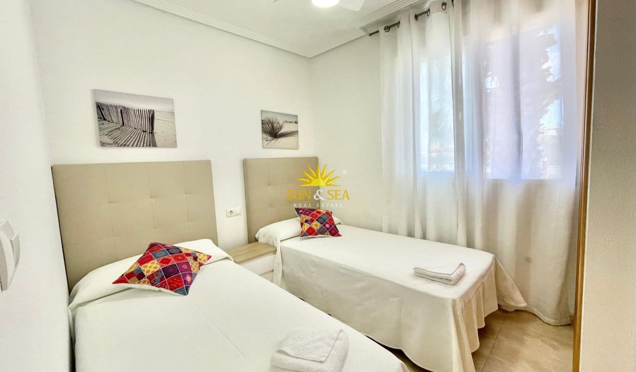 2 soverom Leilighet til leie i Los Alcazares med garasje - € 800 (Ref: 9854425)