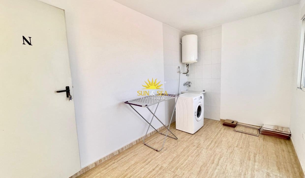 2 soverom Leilighet til leie i Los Alcazares med garasje - € 800 (Ref: 9854425)