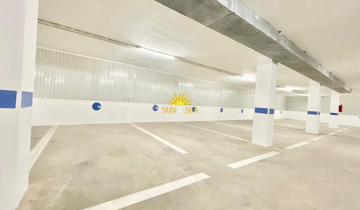 2 soverom Leilighet til leie i Los Alcazares med garasje - € 800 (Ref: 9854425)