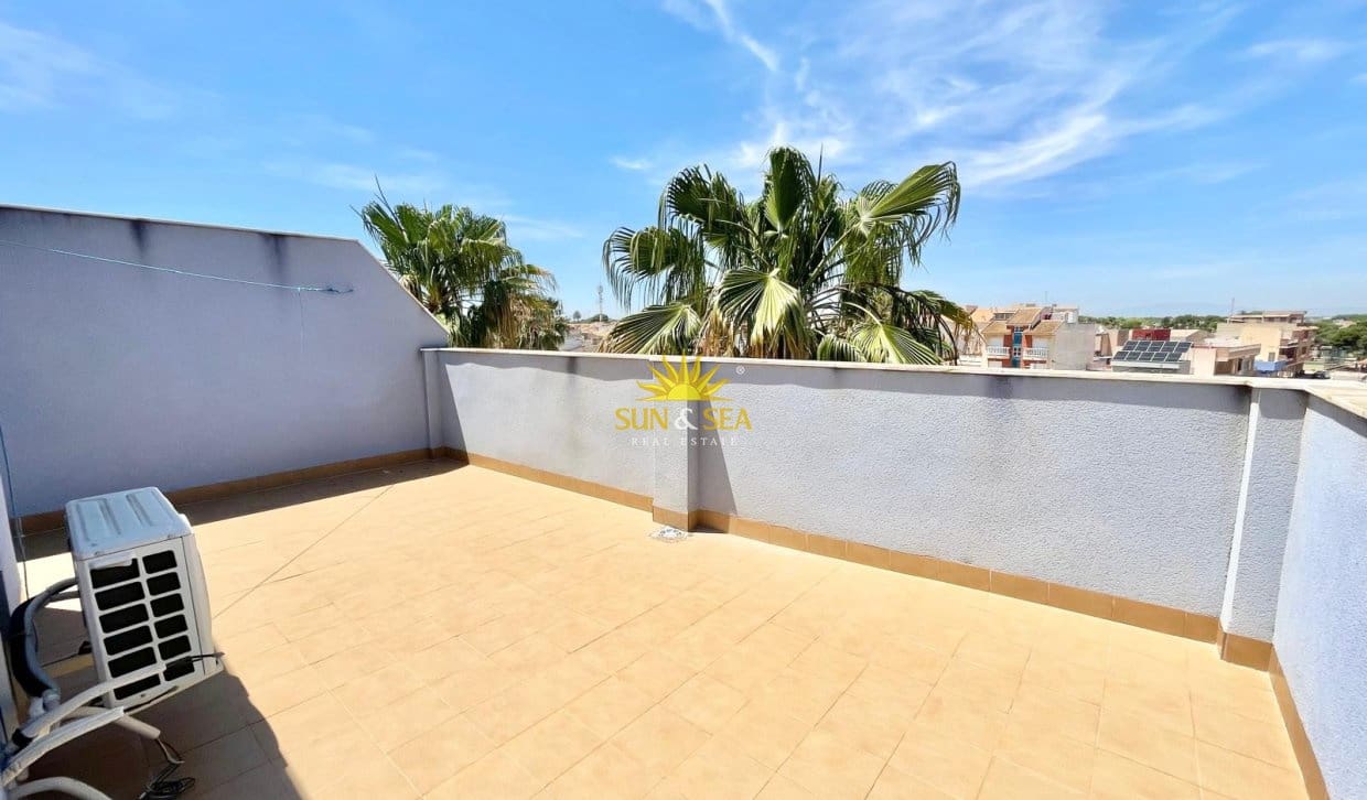 2 soverom Leilighet til leie i Los Alcazares med garasje - € 800 (Ref: 9854425)