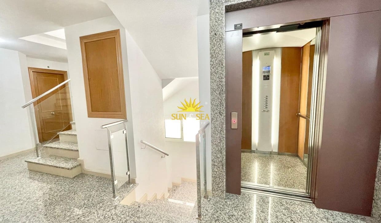 2 soverom Leilighet til leie i Los Alcazares med garasje - € 800 (Ref: 9854425)