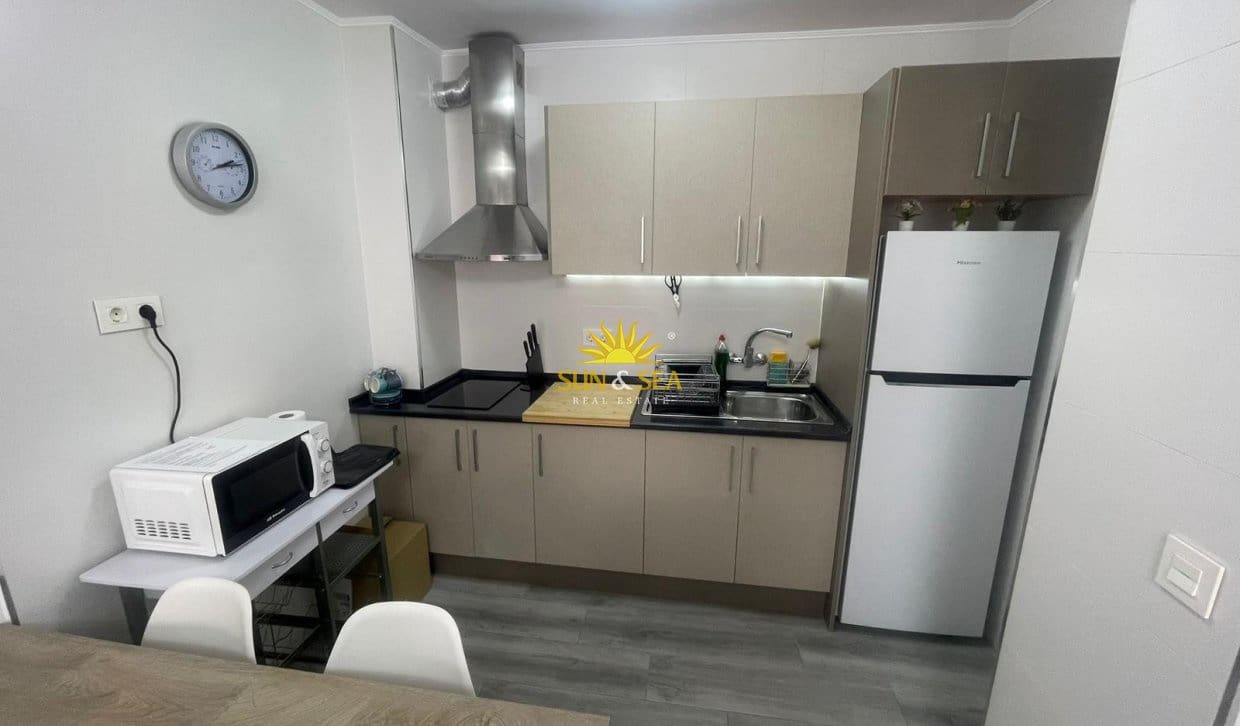 2 quarto Apartamento para arrendar em Punta Prima com piscina garagem - 900 € (Ref: 9854518)
