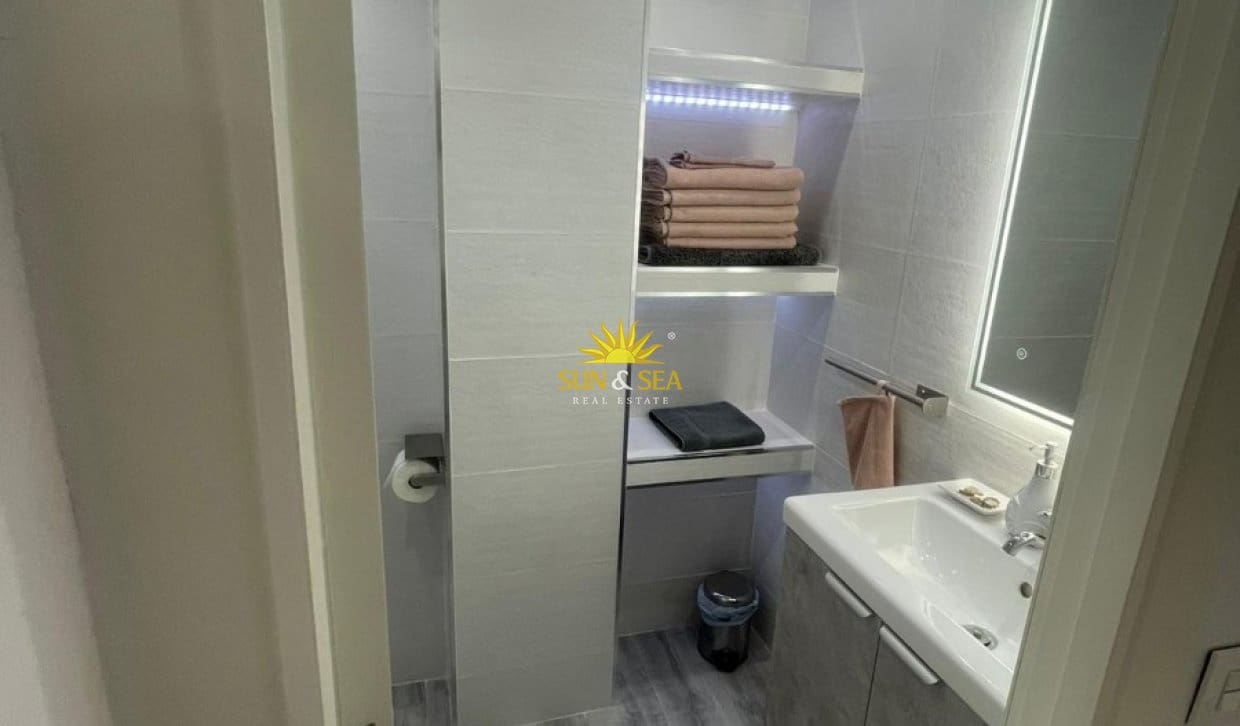2 quarto Apartamento para arrendar em Punta Prima com piscina garagem - 900 € (Ref: 9854518)