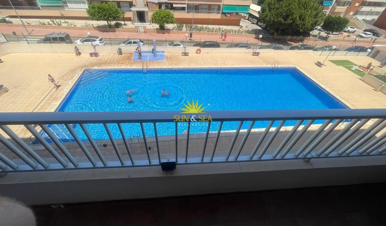 2 quarto Apartamento para arrendar em Punta Prima com piscina garagem - 900 € (Ref: 9854518)