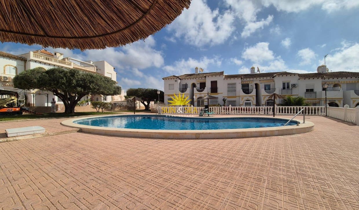 Casa de 1 habitación en San Miguel de Salinas en venta con piscina - 157.000 € (Ref: 9867690)