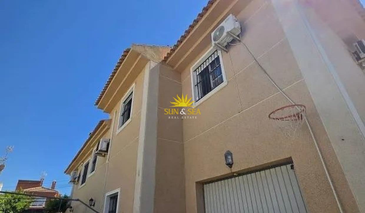 3 soveværelse Villa til salg i Torrevieja med garage - € 425.000 (Ref: 9867809)