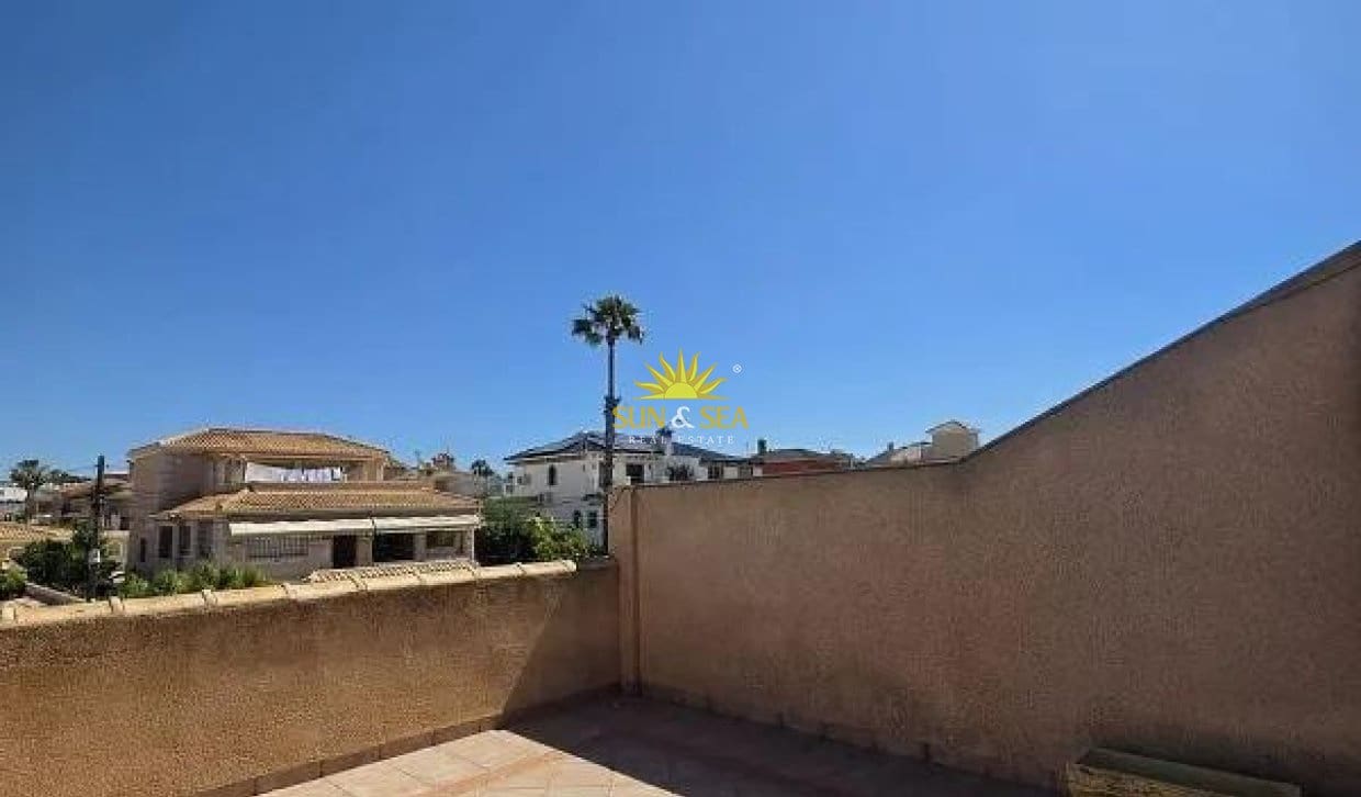 3 soveværelse Villa til salg i Torrevieja med garage - € 425.000 (Ref: 9867809)
