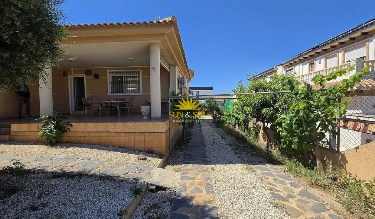3 soveværelse Villa til salg i Torrevieja med garage - € 425.000 (Ref: 9867809)