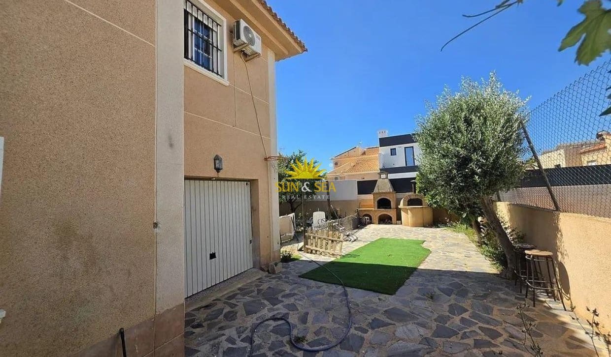 3 soveværelse Villa til salg i Torrevieja med garage - € 425.000 (Ref: 9867809)