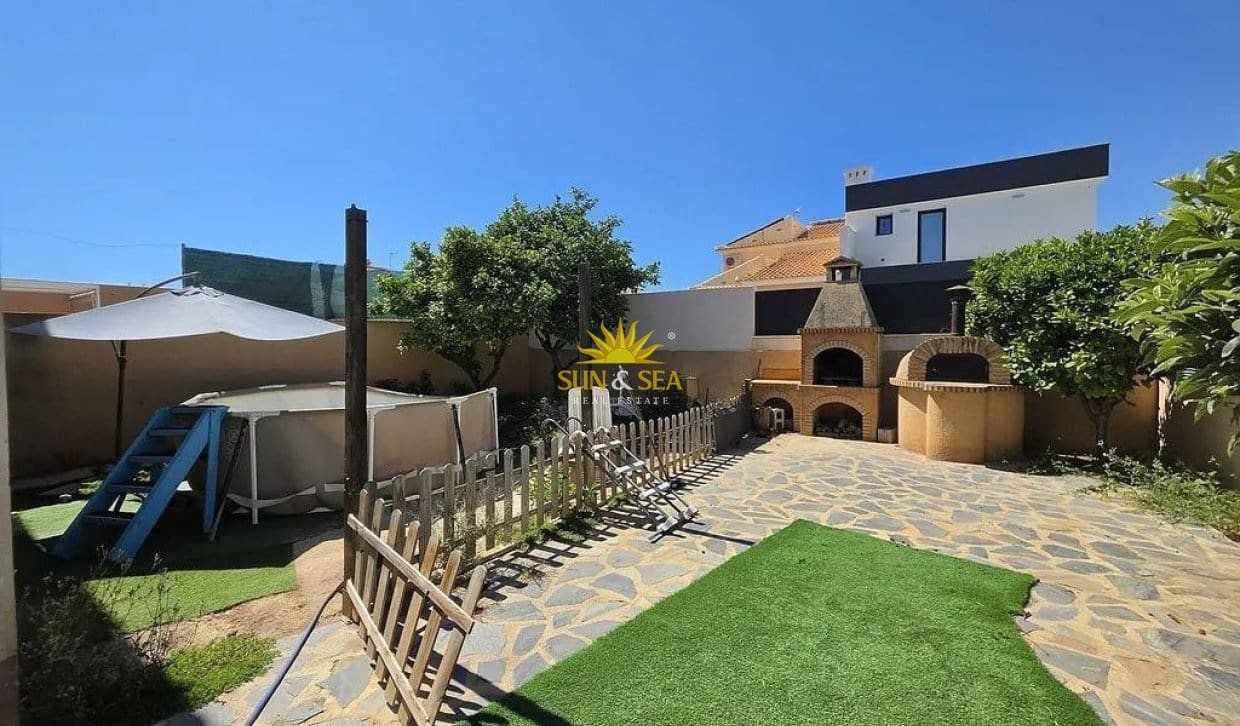 3 soveværelse Villa til salg i Torrevieja med garage - € 425.000 (Ref: 9867809)