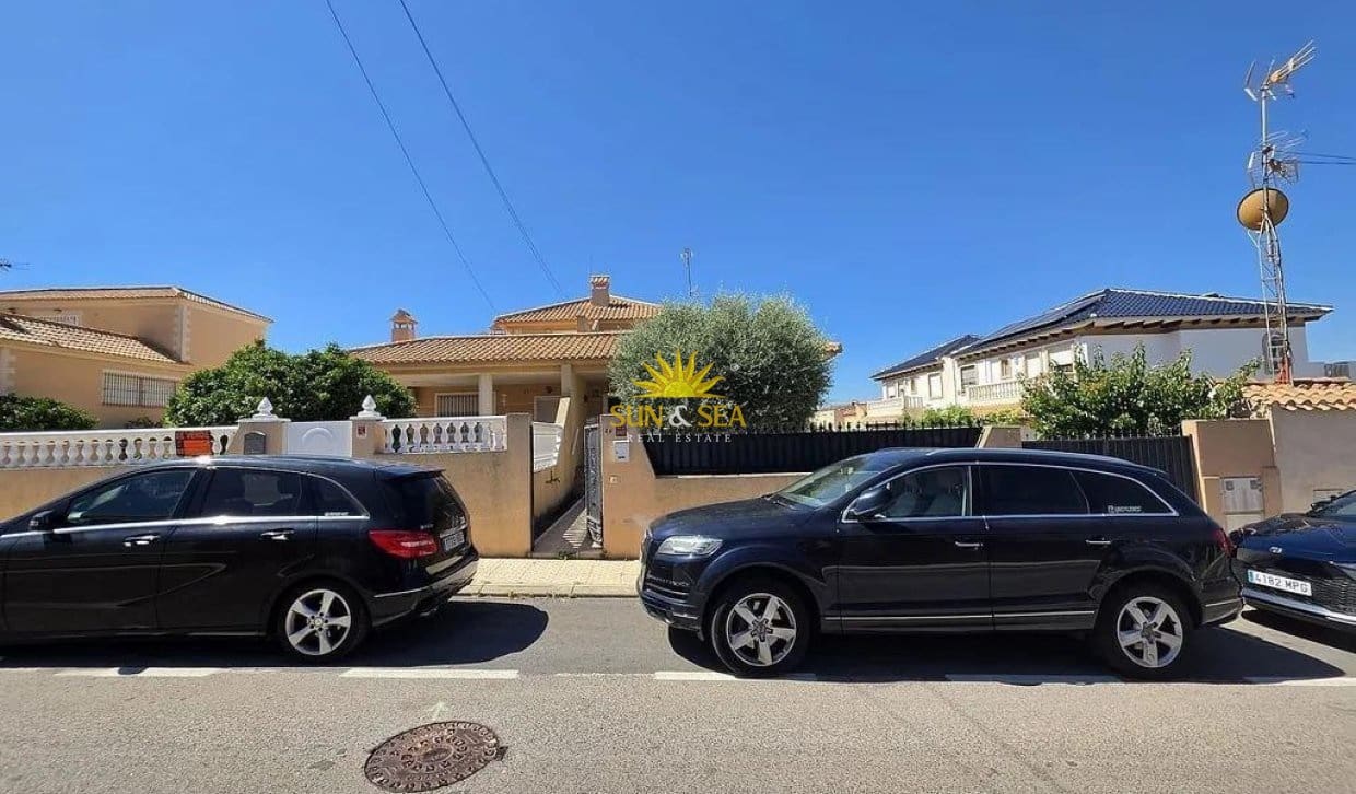 3 soveværelse Villa til salg i Torrevieja med garage - € 425.000 (Ref: 9867809)