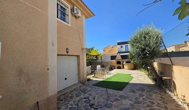 3 soveværelse Villa til salg i Aguas Nuevas, Torrevieja med garage - € 425.000 (Ref: 9867809)