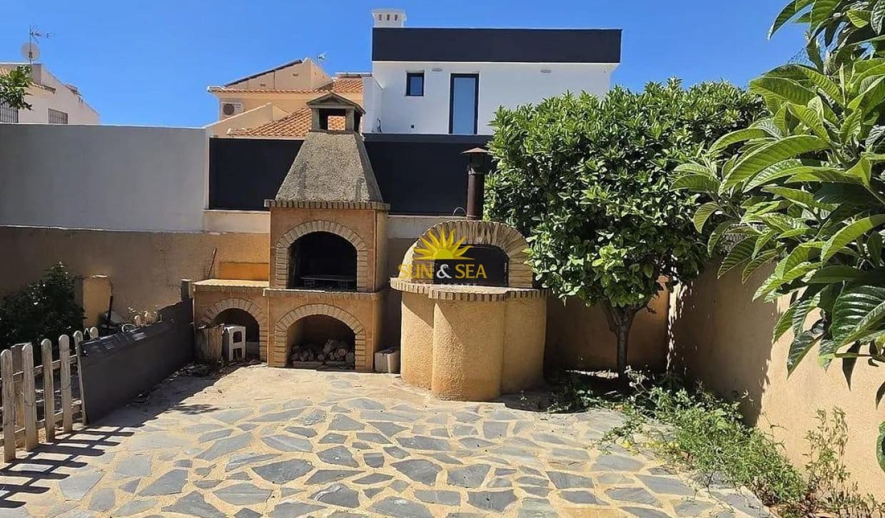 3 soveværelse Villa til salg i Torrevieja med garage - € 425.000 (Ref: 9867809)