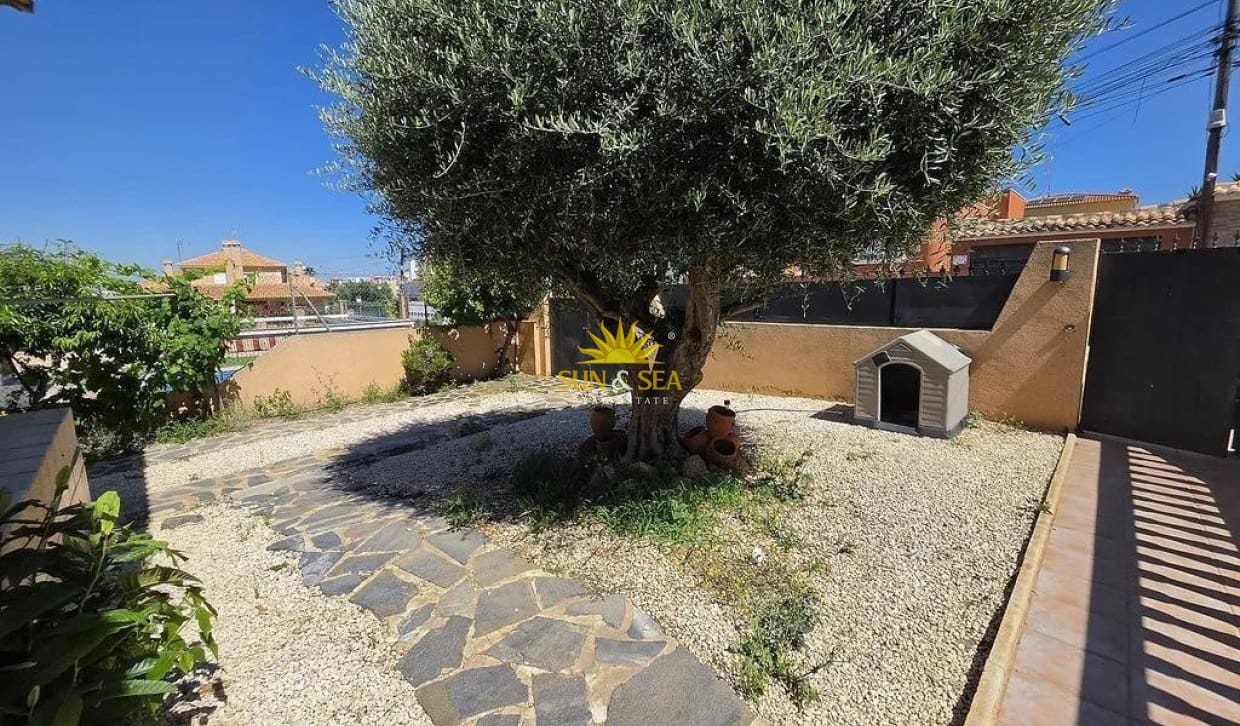 3 soveværelse Villa til salg i Torrevieja med garage - € 425.000 (Ref: 9867809)