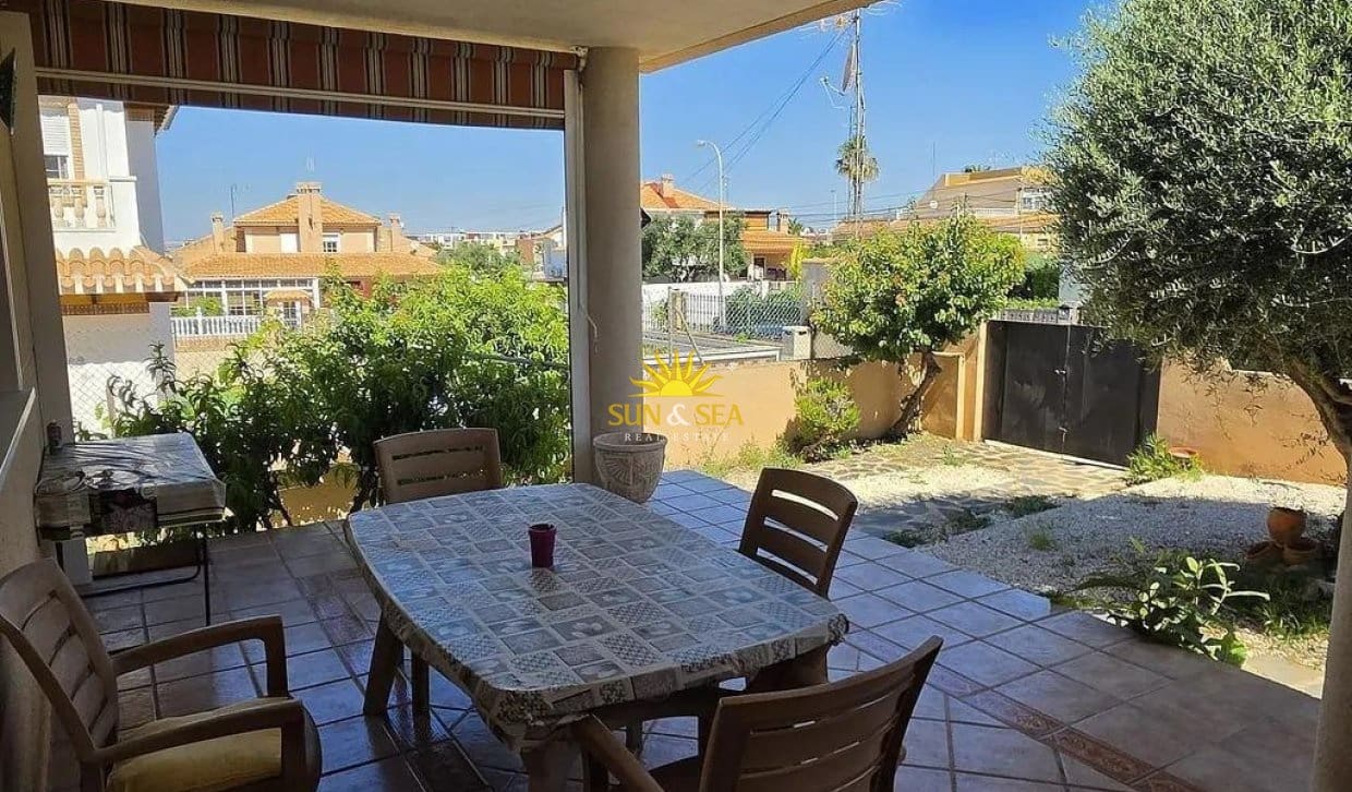 3 soveværelse Villa til salg i Torrevieja med garage - € 425.000 (Ref: 9867809)