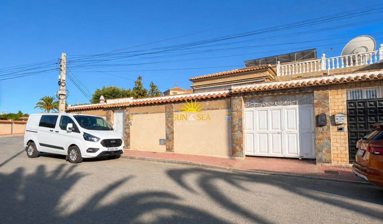 5 bedroom Villa for sale in Torrevieja with pool garage - € 365,000 (Ref: 9867934)