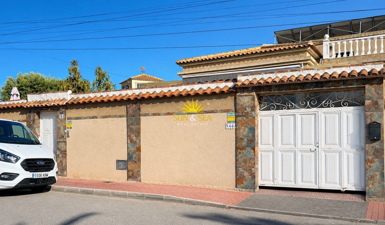 5 bedroom Villa for sale in Torrevieja with pool garage - € 365,000 (Ref: 9867934)