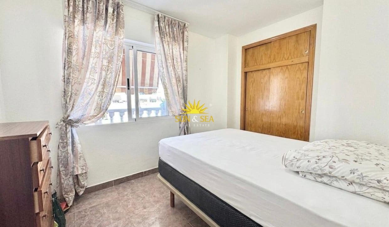2 Zimmer Apartment zu vermieten in Torrevieja mit Pool Garage - 900 € (Ref: 9872407)
