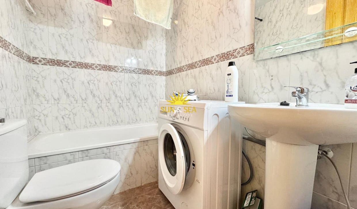 2 Zimmer Apartment zu vermieten in Torrevieja mit Pool Garage - 900 € (Ref: 9872407)