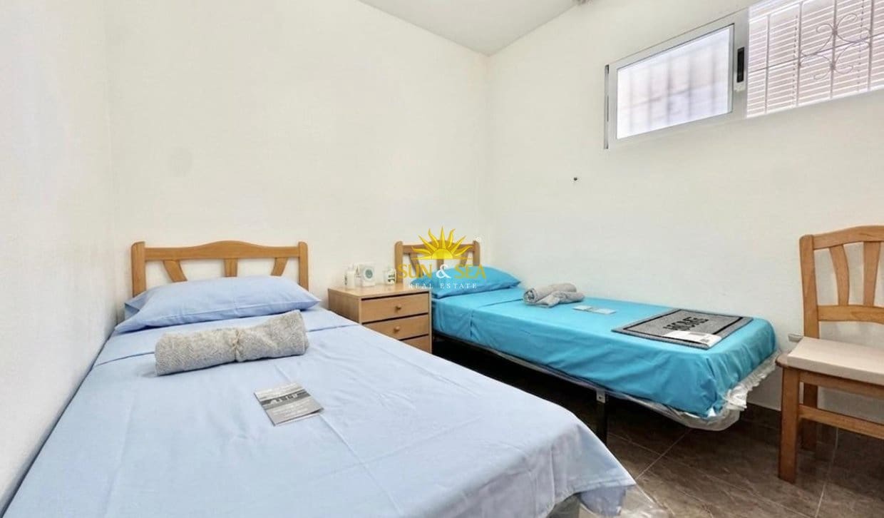 2 Zimmer Apartment zu vermieten in Torrevieja mit Pool Garage - 900 € (Ref: 9872407)
