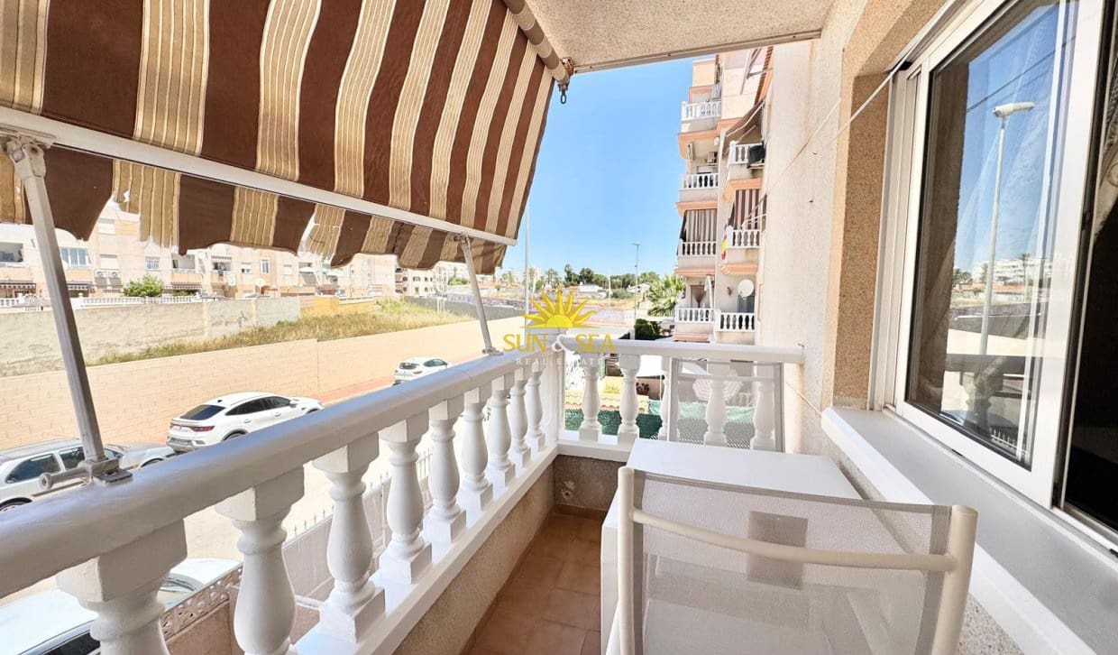 2 Zimmer Apartment zu vermieten in Torrevieja mit Pool Garage - 900 € (Ref: 9872407)