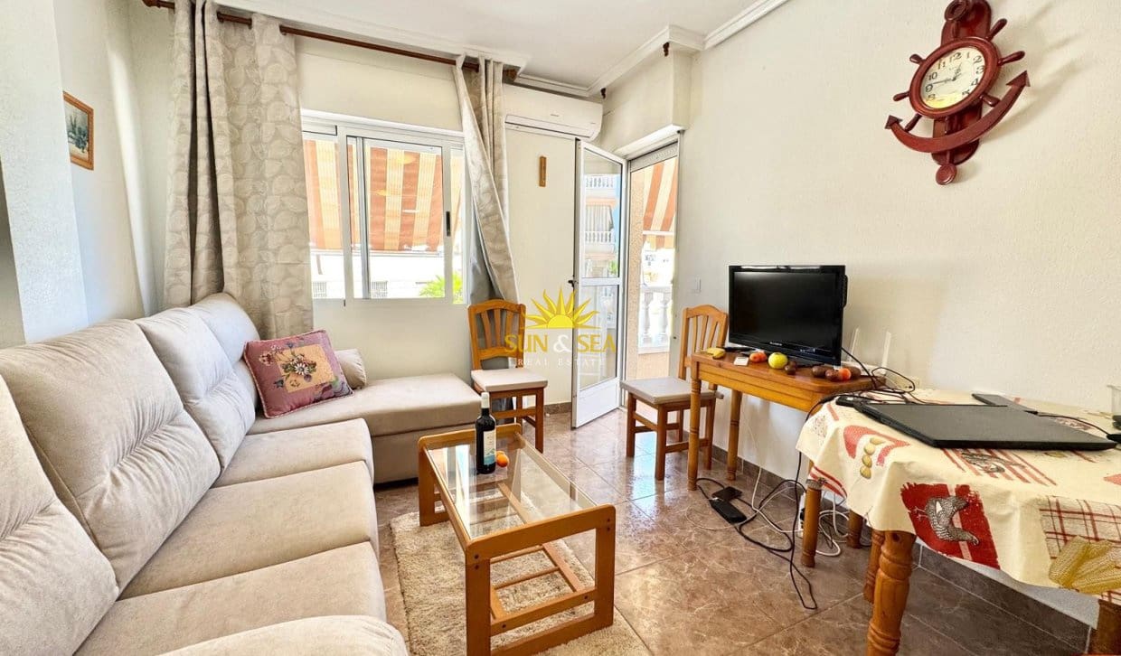 2 Zimmer Apartment zu vermieten in Torrevieja mit Pool Garage - 900 € (Ref: 9872407)